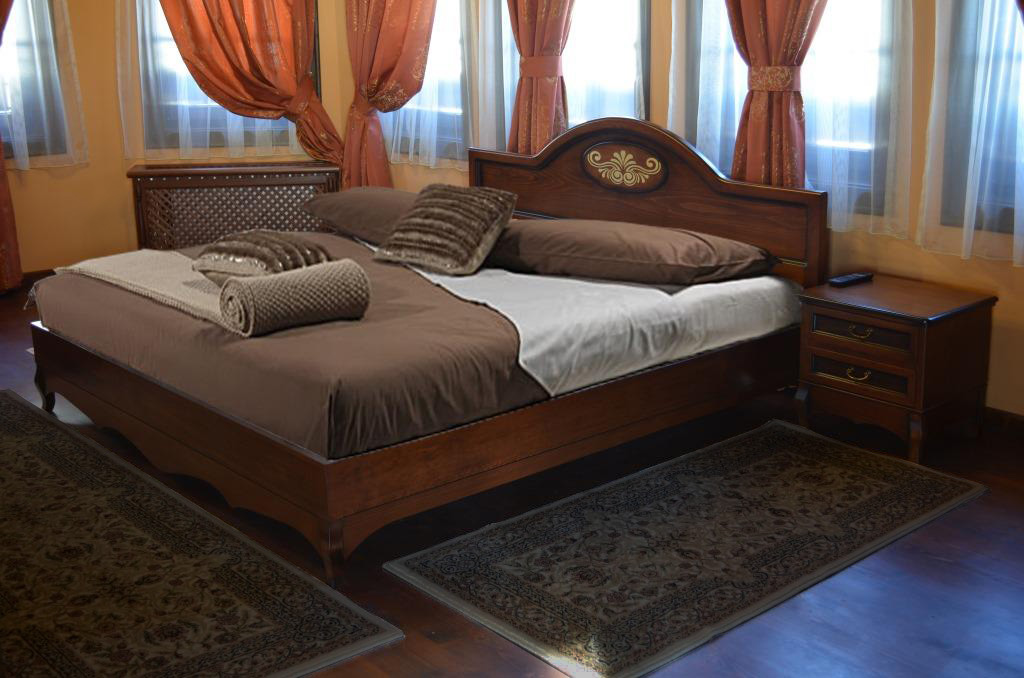 Класическа спалня с извита табла и месингова инкрустация Classic Bed