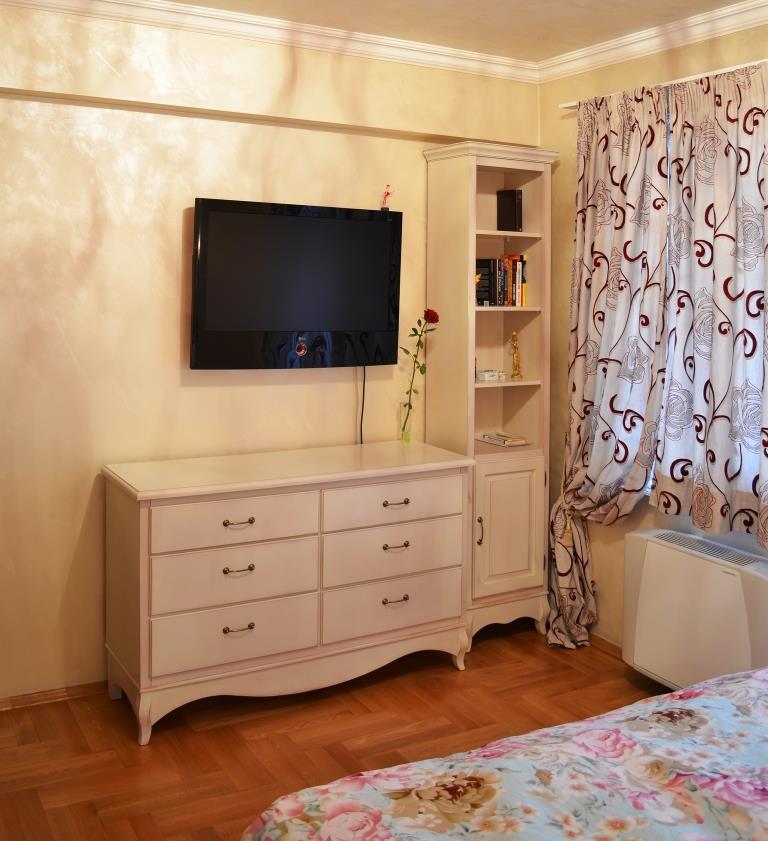 Скрин и открита витрина класически бял Cabinet classic white